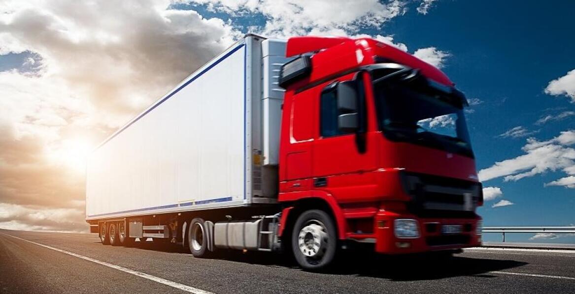 Jak polska firma transportowa obsługuje międzynarodowe przewozy drogowe?