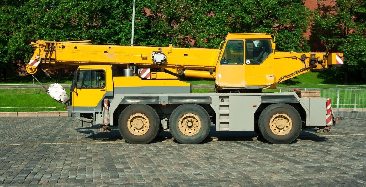 Dźwigi samochodowe i ich rola w modernizacji infrastruktury miejskiej