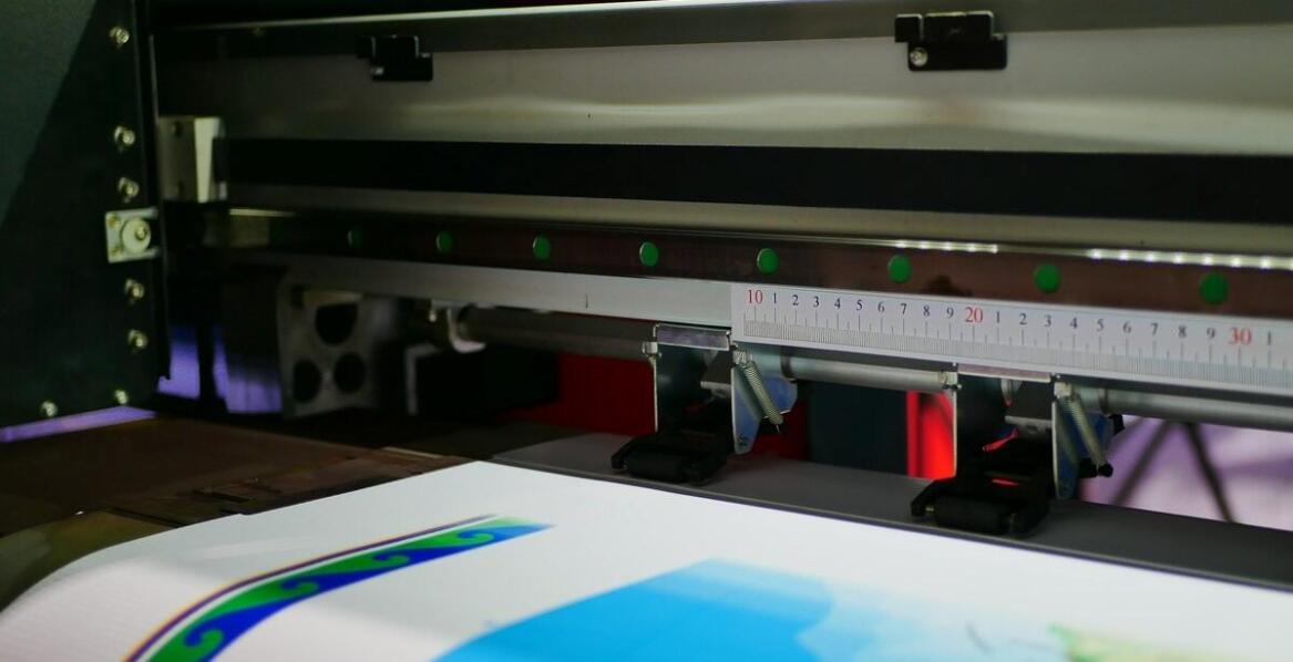 Jakie są zalety stosowania offsetowych nadruków na płytach muzycznych?