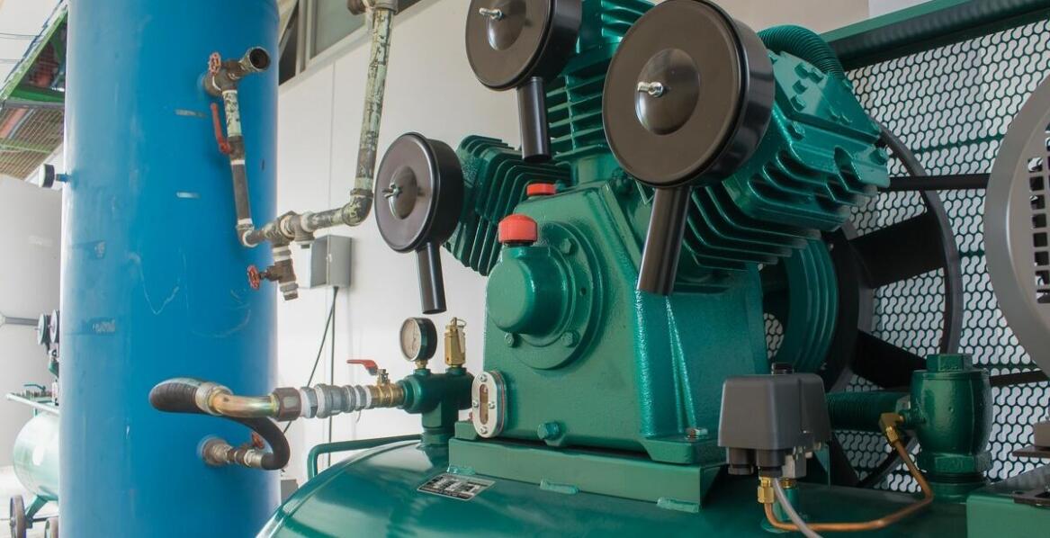 W jaki sposób profesjonalny serwis wpływa na wydajność sprężarki warsztatowej?