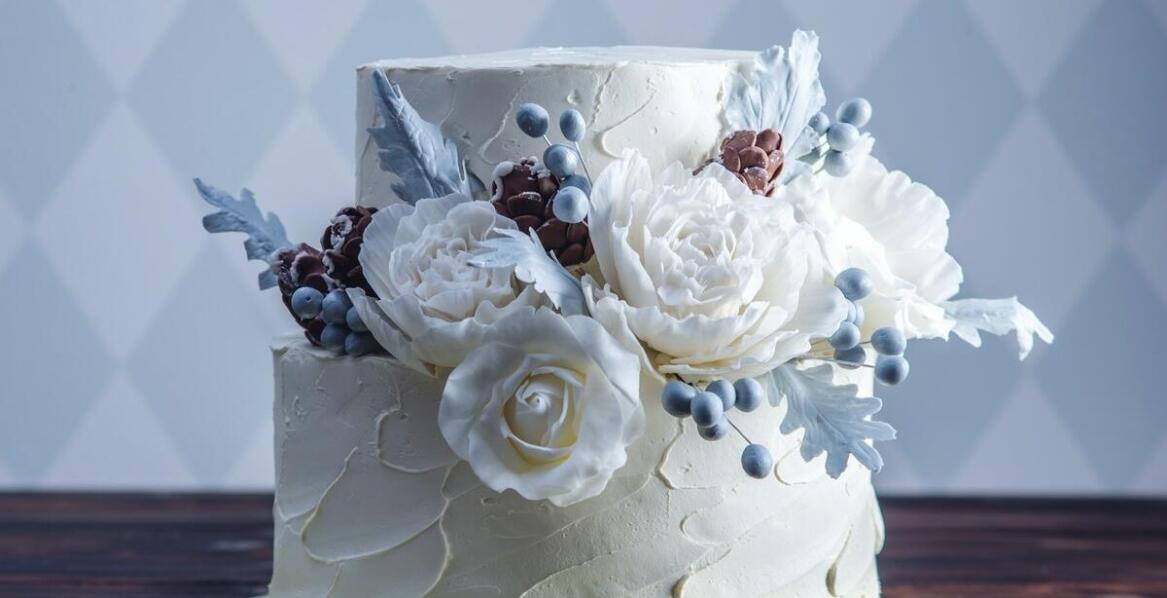 Najpopularniejsze wzory topperów na torty ślubne w ostatnich latach