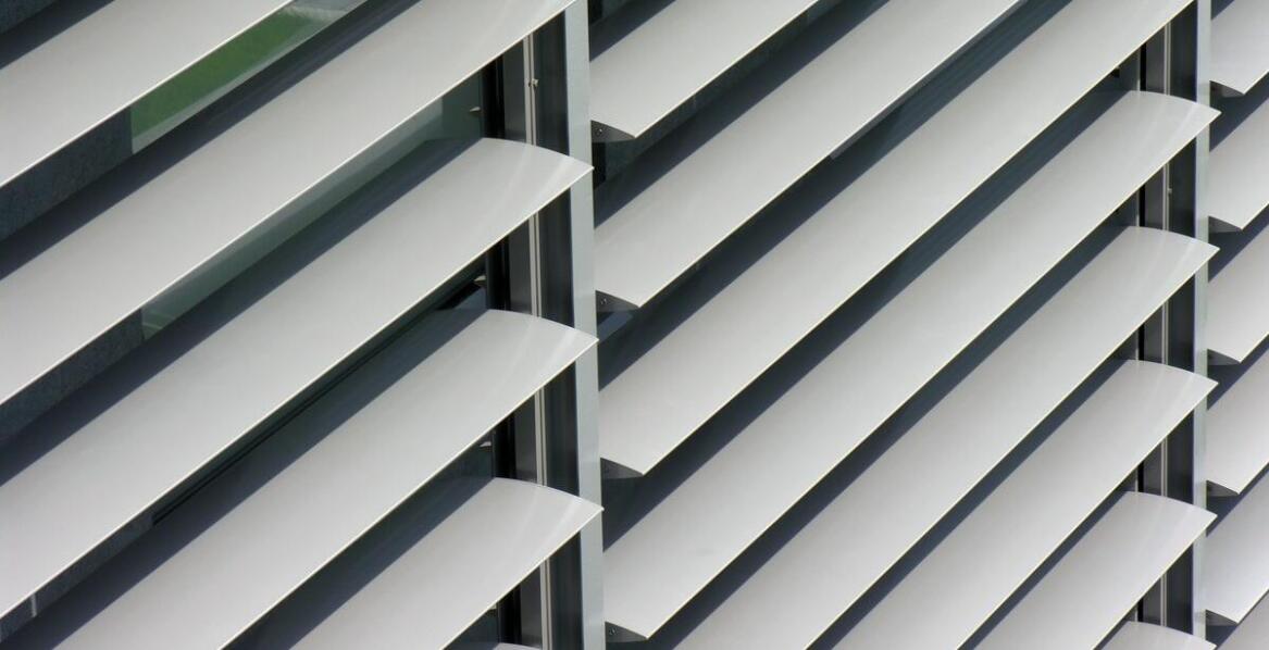 Jakie są zalety stosowania żaluzji zewnętrznych w domach pasywnych?