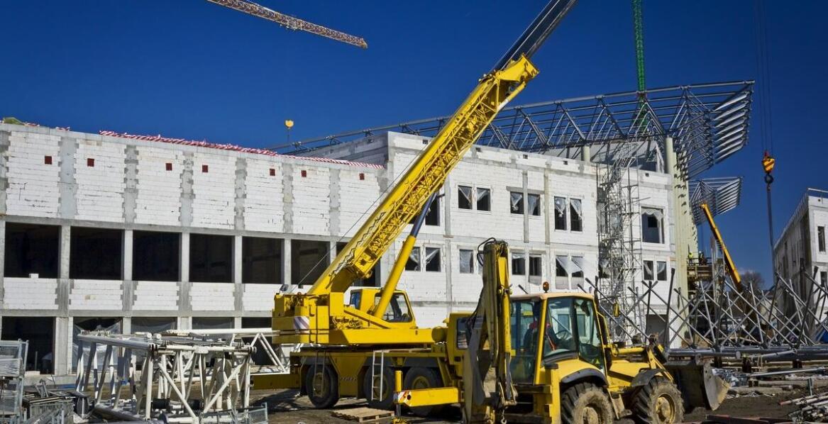 Korzyści z wynajmu dźwigów do prac remontowych i budowlanych