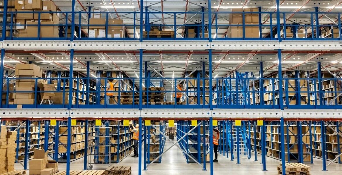 Proces przeglądu regałów magazynowych – etapy i korzyści