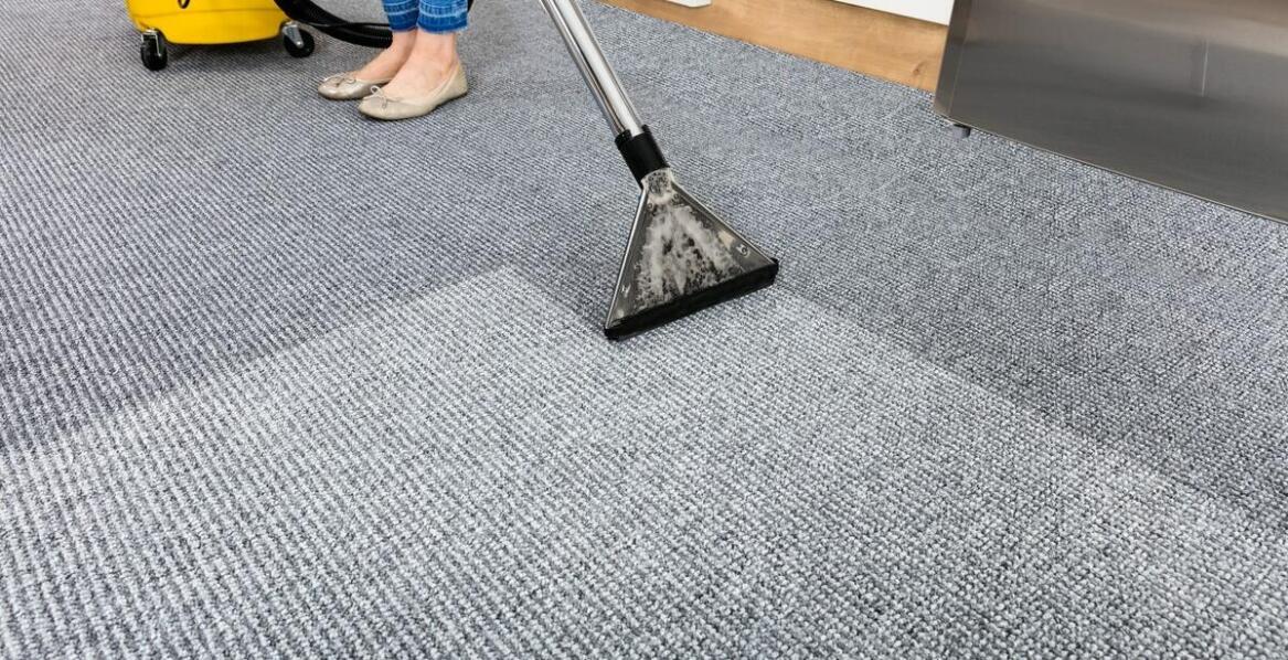 Pranie wykładzin biurowych: jak obniżyć koszty?