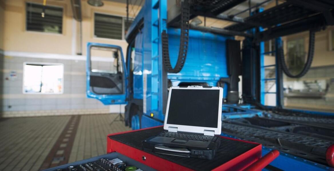 Dlaczego kalibracja radaru ACC powinna być zgodna z procedurami producenta?