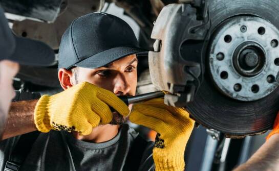 Naprawa układu hamulcowego: dlaczego warto zaufać doświadczonemu mechanikowi?