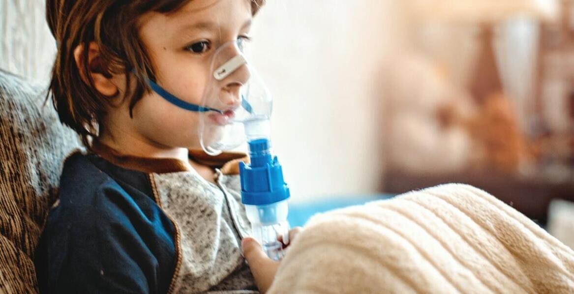 Jakie są korzyści stosowania inhalatora knurów w terapii astmy?