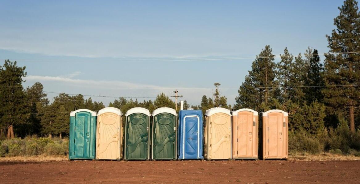 Kontenery sanitarne a toalety przenośne – różnice i zastosowanie
