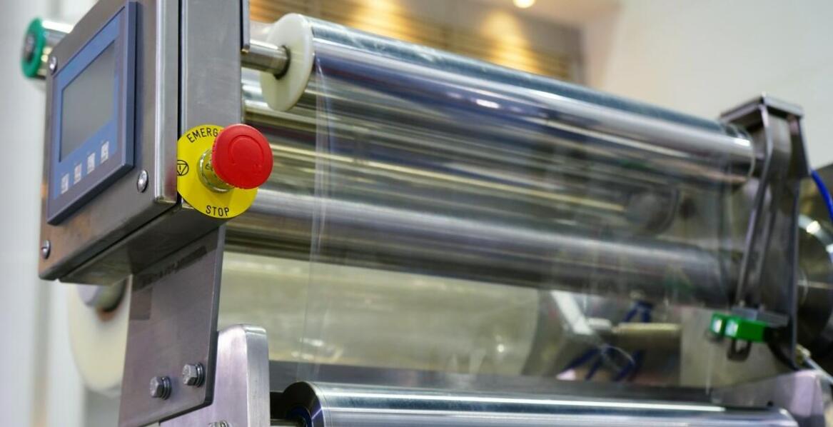 Wpływ zgrzewarki do folii na efektywność produkcji opakowań foliowych