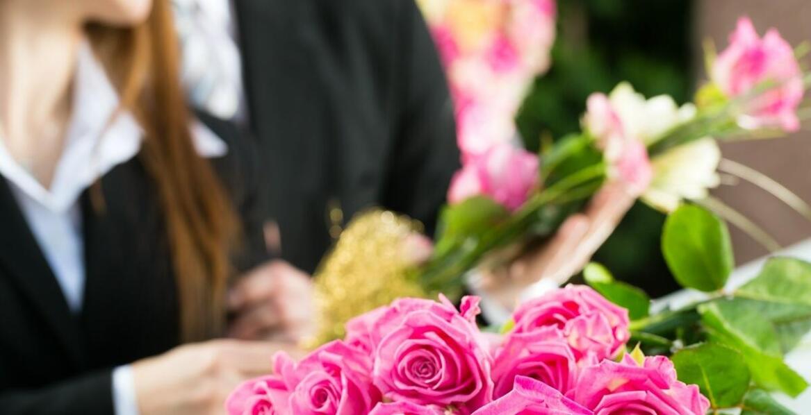 Jakie są różnice między ceremonią religijną a świecką w kontekście usług pogrzebowych?
