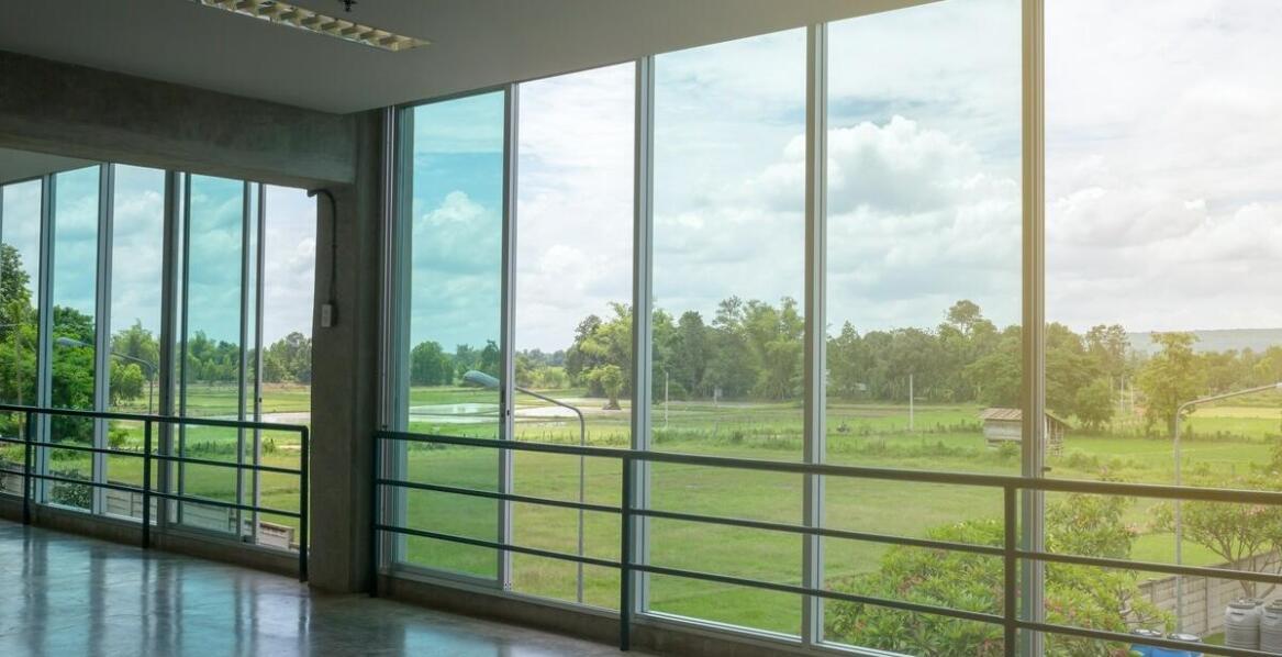 Mycie witryn w lokalach usługowych – klucz do estetyki i atrakcyjności