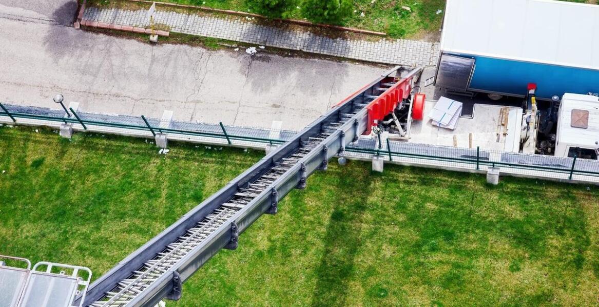 Budowa przenośnika taśmowego a redukcja kosztów operacyjnych