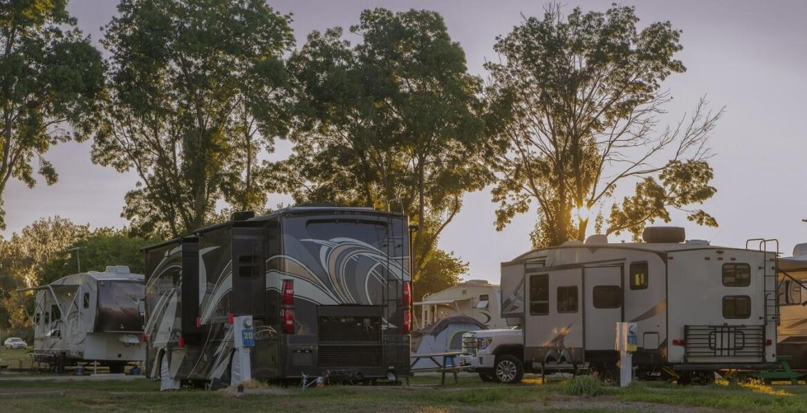 Jakie są zalety lekkich przyczep kempingowych w porównaniu do cięższych modeli?