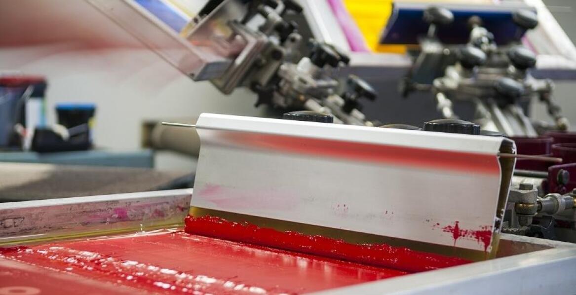 Jakie są kluczowe różnice między sitodrukiem a drukiem cyfrowym?