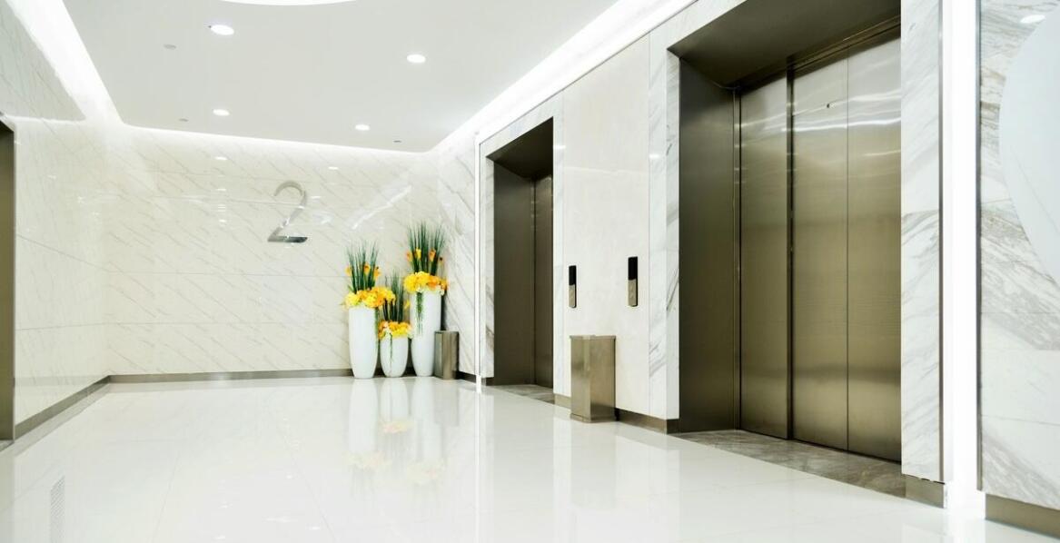 Maszyny czyszczące – kluczowe elementy wyboru dla branży hotelarskiej