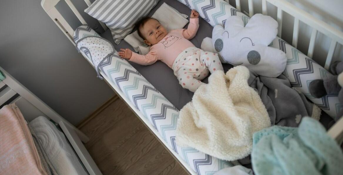 Czym wyróżnia się ręcznie szyta pościel dziecięca 100x135 z naturalnych tkanin?