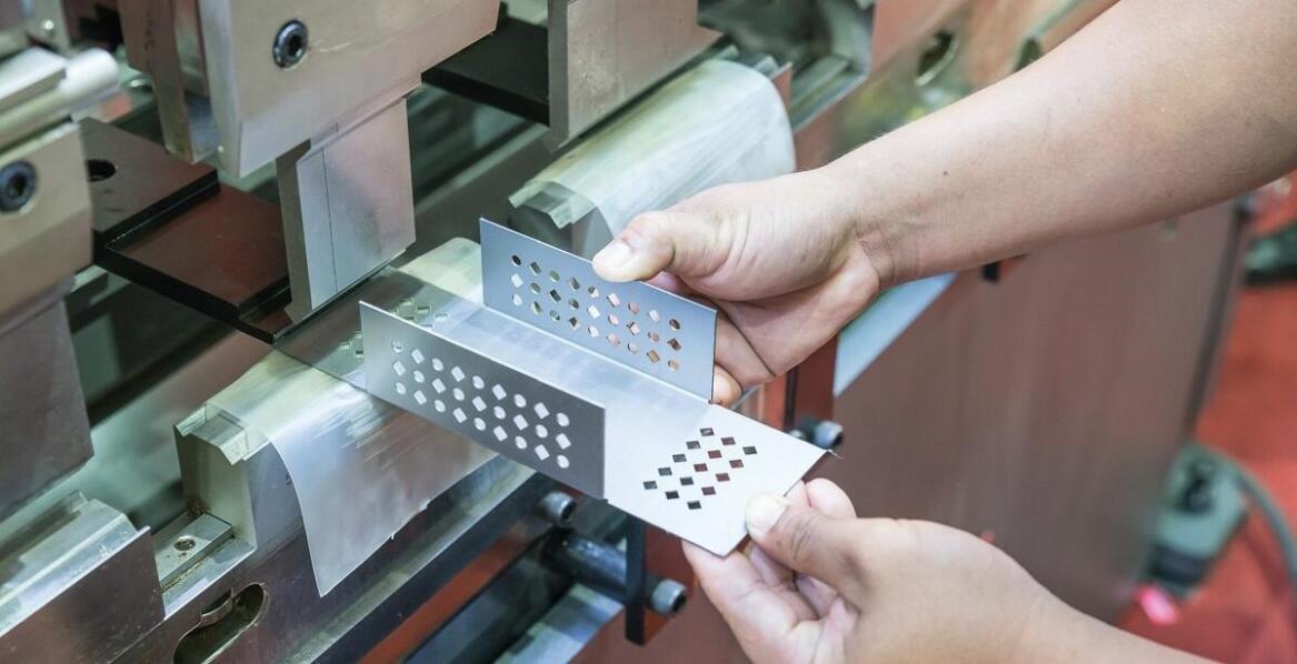 Porównanie różnych modeli zaginarek do blachy ręcznych – co warto wiedzieć przed zakupem?