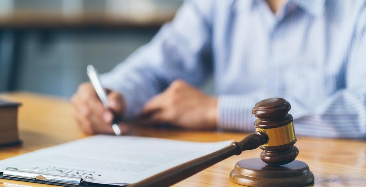 Jakie są etapy przygotowania umowy handlowej z udziałem adwokata?