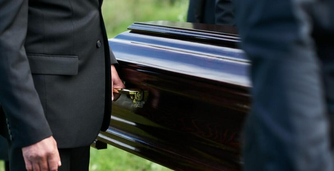 Kompleksowe usługi pogrzebowe – co wybrać, aby spełnić oczekiwania rodziny?