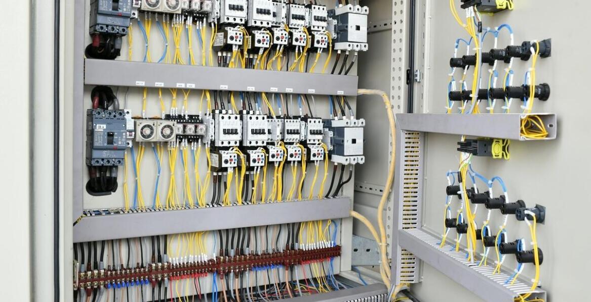 Jak styczniki wpływają na efektywność energetyczną w instalacjach przemysłowych?