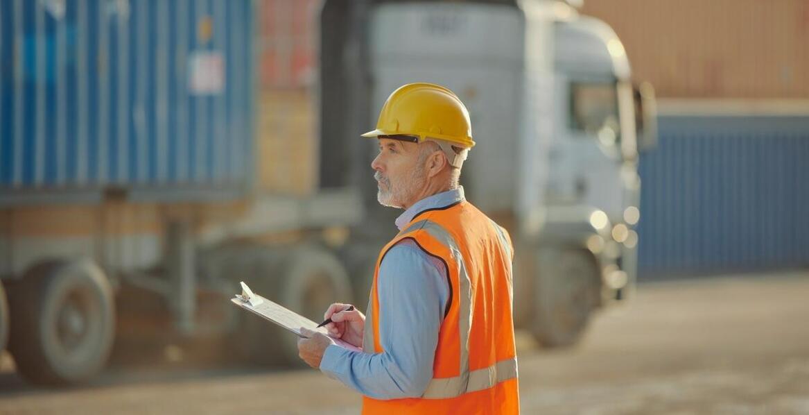 W jaki sposób urząd celny wpływa na bezpieczeństwo przeładunków?