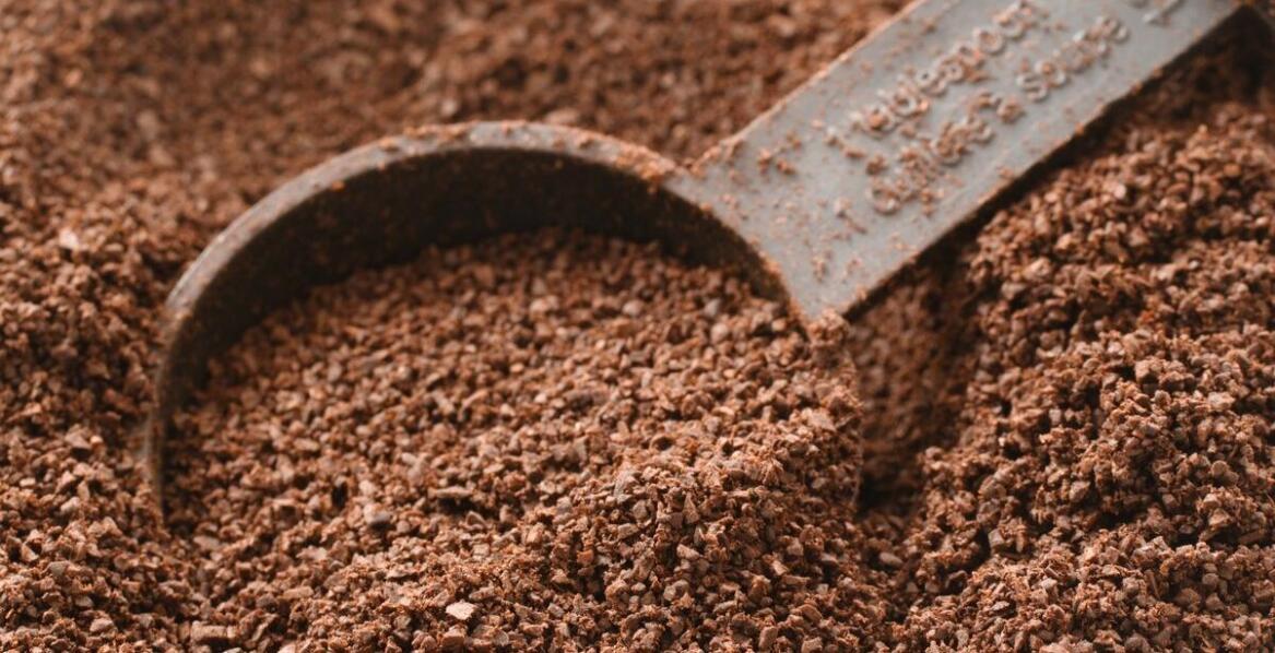 Szybkie przygotowanie kawy a rola cukru trzcinowego w saszetkach