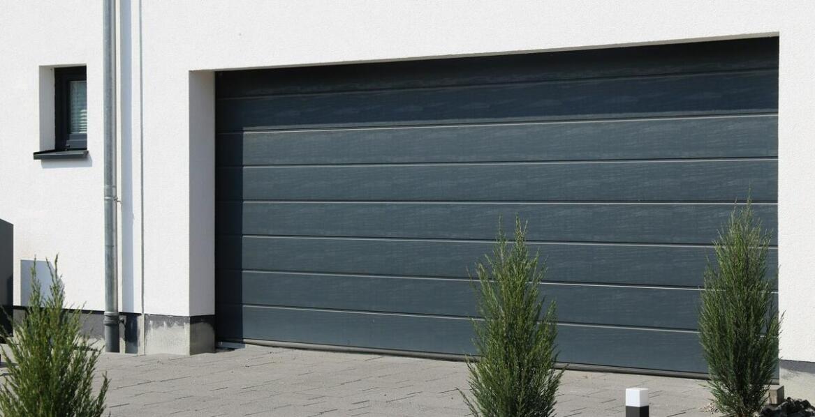 Zalety bram garażowych segmentowych w kontekście nowoczesnego designu budynków