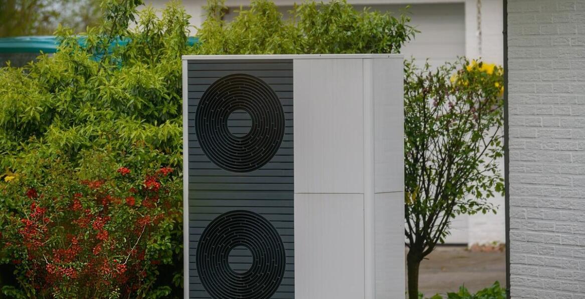 Dlaczego warto rozważyć montaż wodnych pomp ciepła w budynkach mieszkalnych?