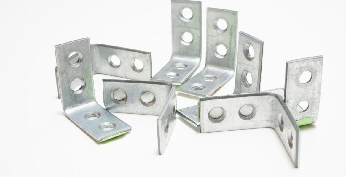 Kątowniki dodatkowe do ryglowania – zapewnienie bezpieczeństwa i funkcjonalności