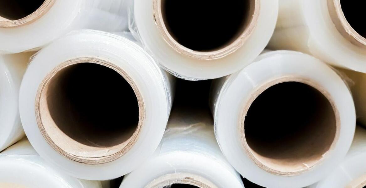 Rola hurtowni opakowań foliowych w optymalizacji procesów logistycznych