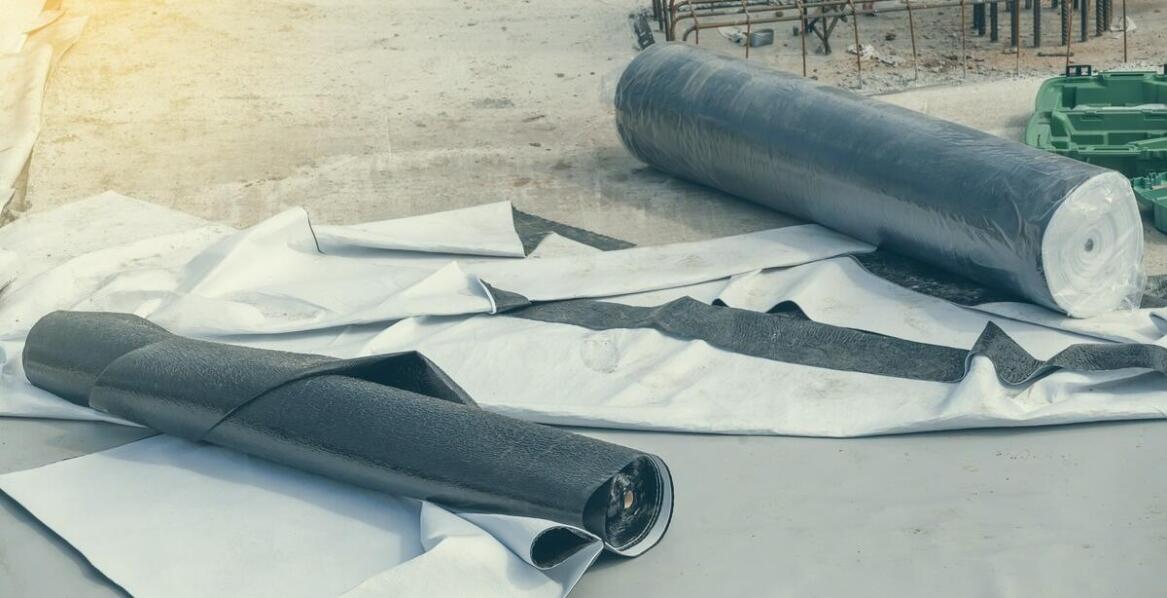 Jakie materiały dominują w nowoczesnej zabudowie WC?