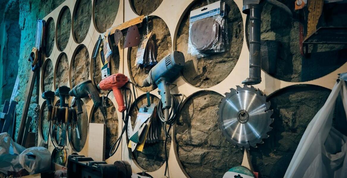 Wybór płyt stolarskich do projektów renowacyjnych – co warto wiedzieć?