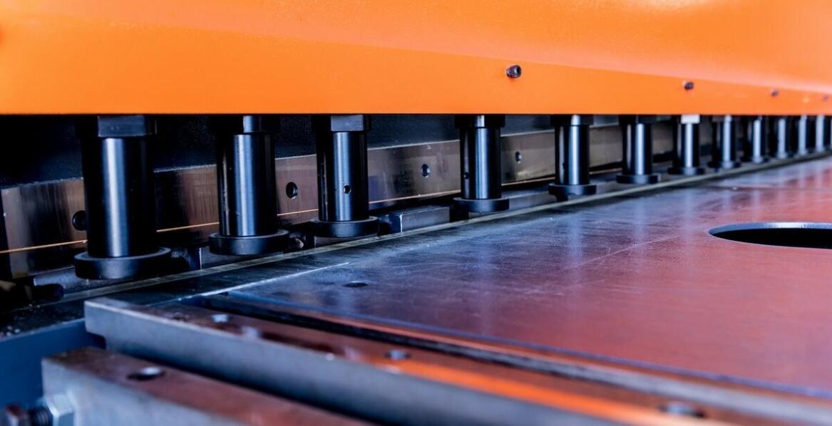 Gilotyna do blachy a tradycyjne metody cięcia – co wybrać?