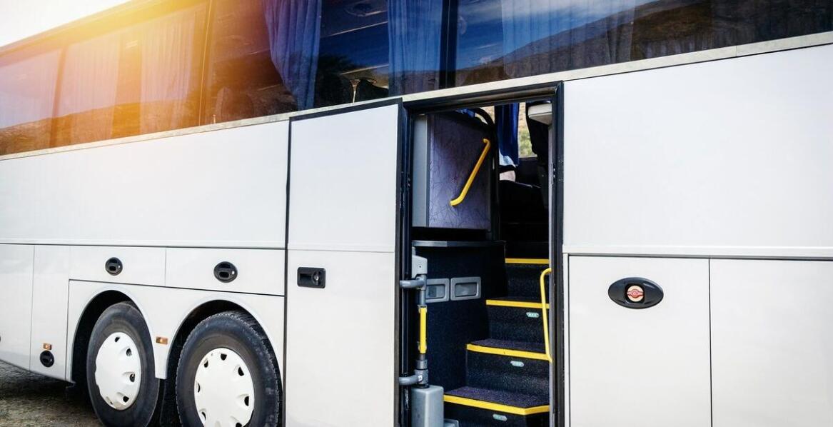 Dlaczego warto zdecydować się na wynajem autobusu na wesele z kierowcą?