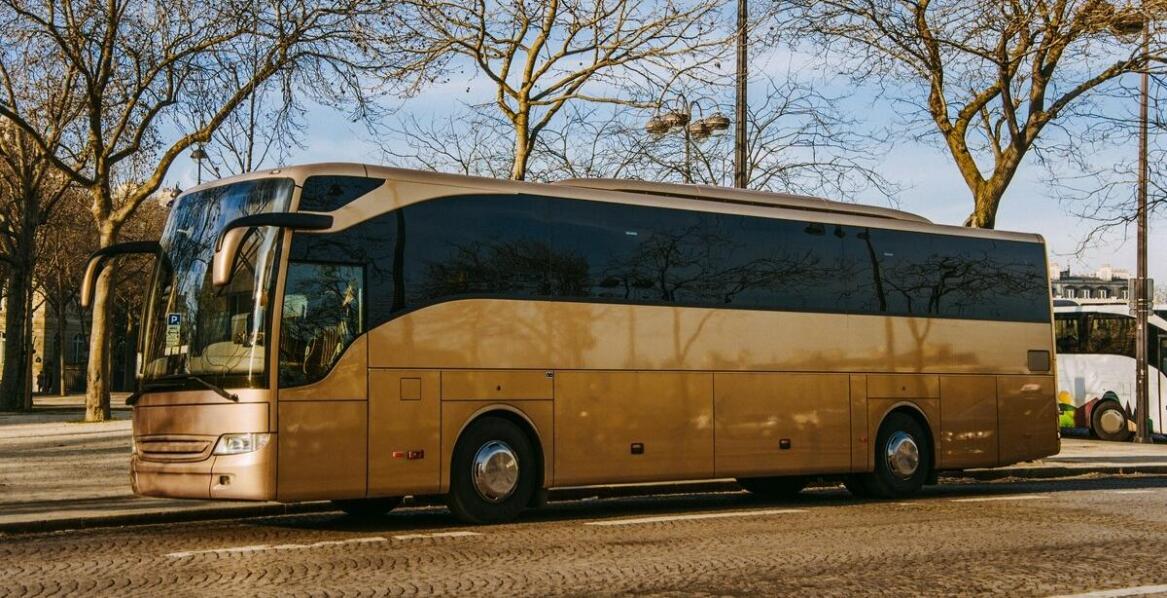 Jakie udogodnienia oferują busy na wynajem dla weselników?