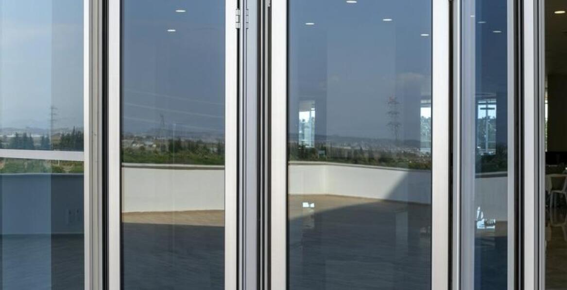 Akcesoria do drzwi harmonijkowych – jak poprawić bezpieczeństwo i wygodę?