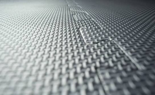 Jakie korzyści przynosi użycie ruchomej podłogi w naczepach do transportu sypkich materiałów?