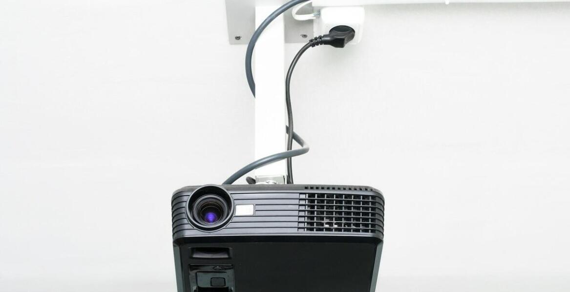 Projektory multimedialne bezlampowe LED – co warto wiedzieć przed zakupem?