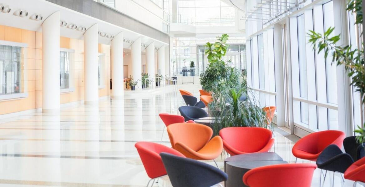 Jak dps z wolnymi miejscami zapewnia elastyczność w systemach rozliczeń za pobyt?