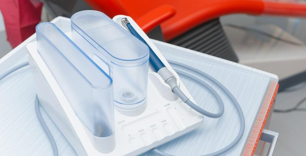 Znaczenie technologii w zarządzaniu ładunkami elektrostatycznymi w branży czyszczącej