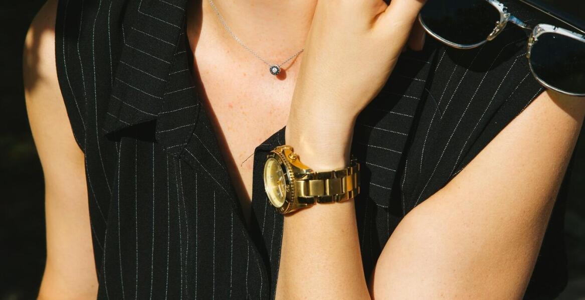 Zegarki biżuteryjne a Swiss zegarki damskie – jakie są różnice?