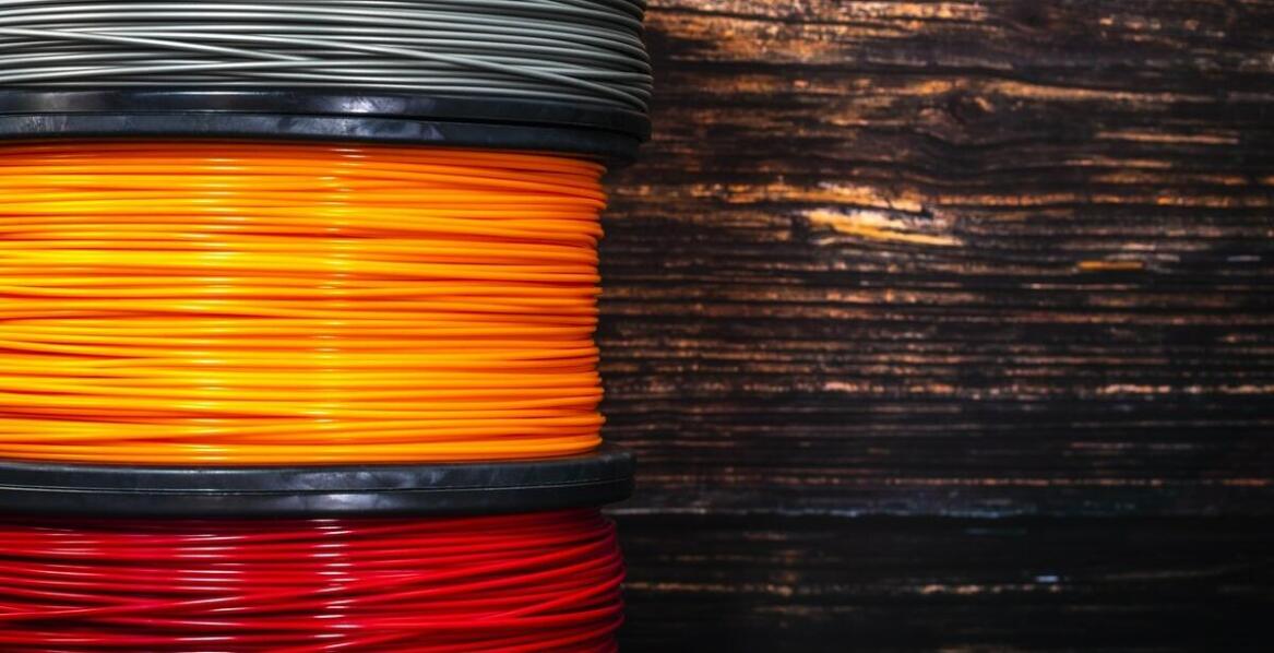 Jakie są kluczowe zalety stosowania wielokrotnego użytku opasek kablowych?