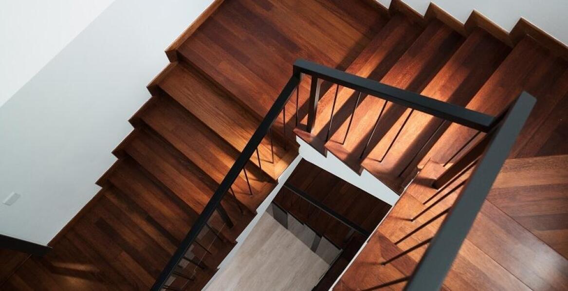 Personalizacja schodów drewnianych – jak dostosować je do wnętrza?