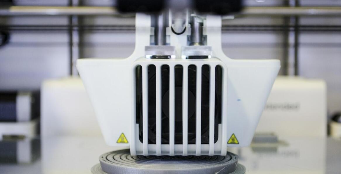 Przyszłość motoryzacji: zastosowanie drukarek 3D w produkcji seryjnej