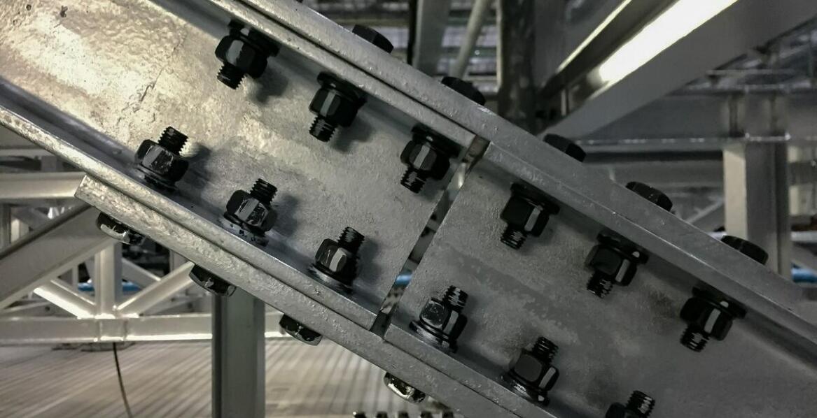 Jakie wyzwania stoją przed producentami spinek do taśm transportowych?