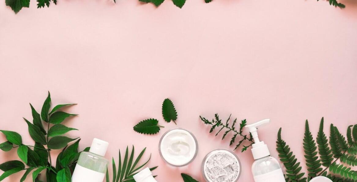 Szampony do włosów kręconych: jakie składniki są kluczowe?