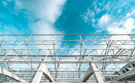 Porównanie materiałów: aluminium kontra włókno szklane w produkcji masztów