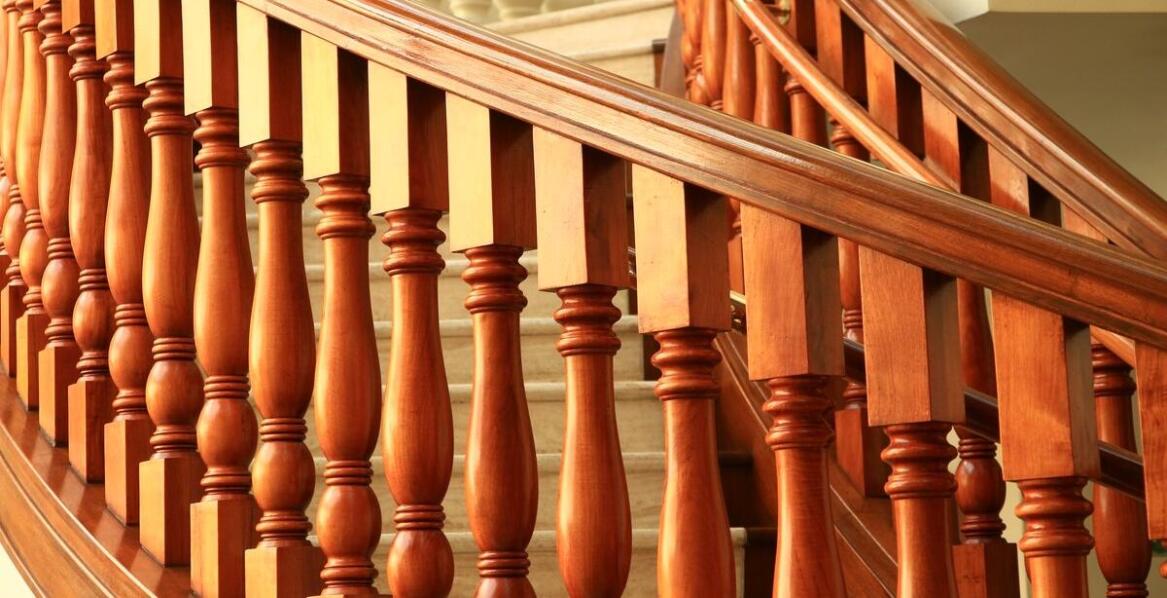 Jakie czynniki wpływają na wybór odpowiedniego rodzaju drewna na schody?