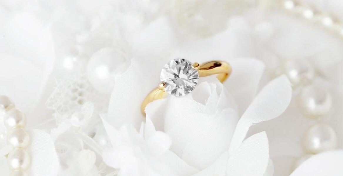 Co sprawia, że pierścionek zaręczynowy złoty z diamentem jest tak wyjątkowy?